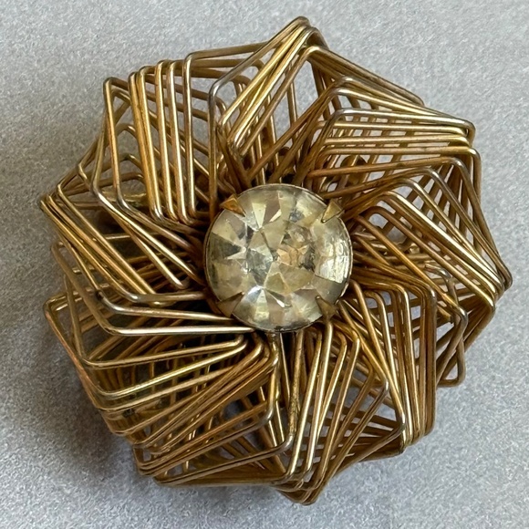 VINTAGE Small Modern Style Brooch Floral Petal Warm Prong Rhinestone Center Gold - Picture 1 of 6